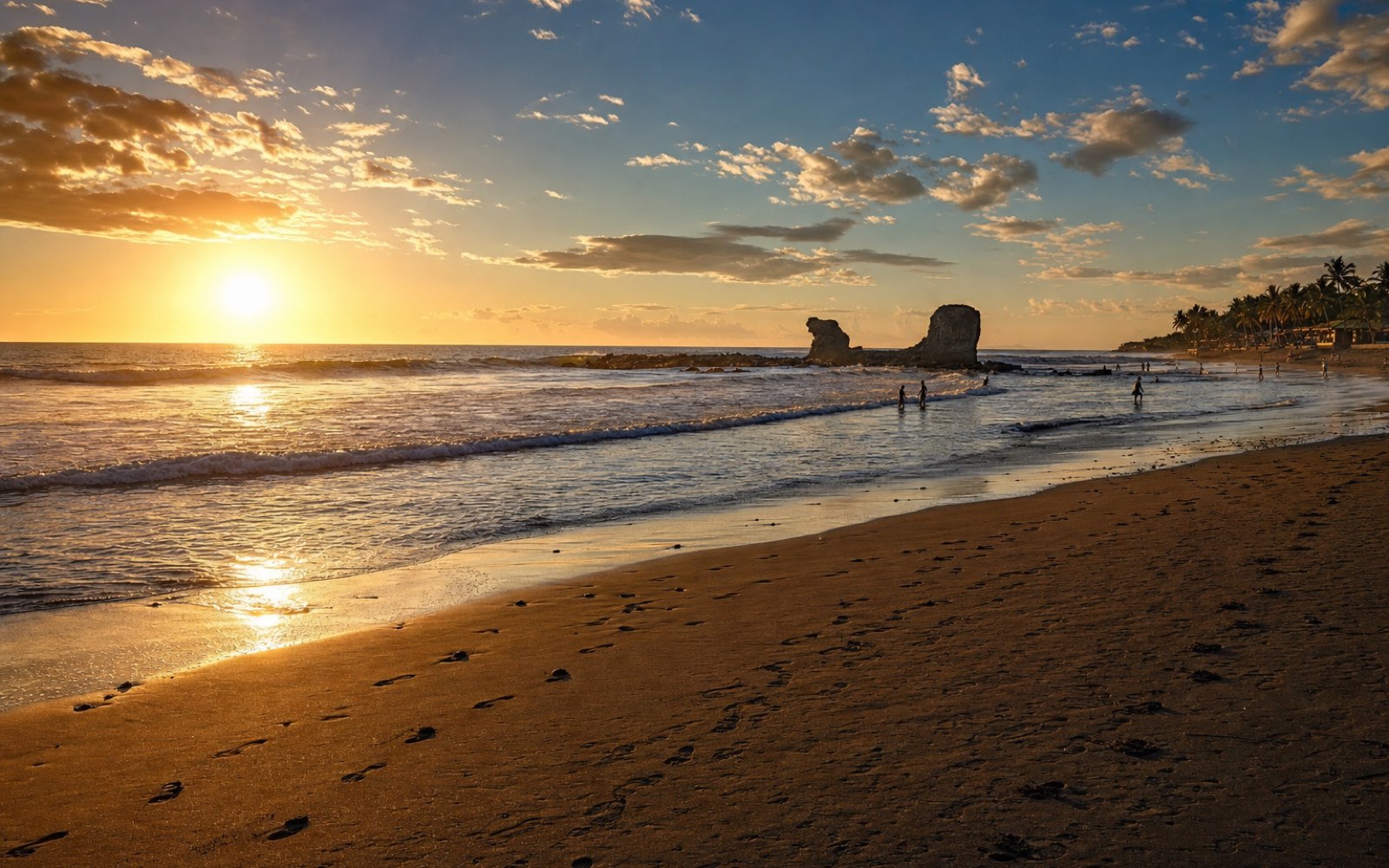 Playa El Tunco y su formación rocosa frente al océano Pacífico