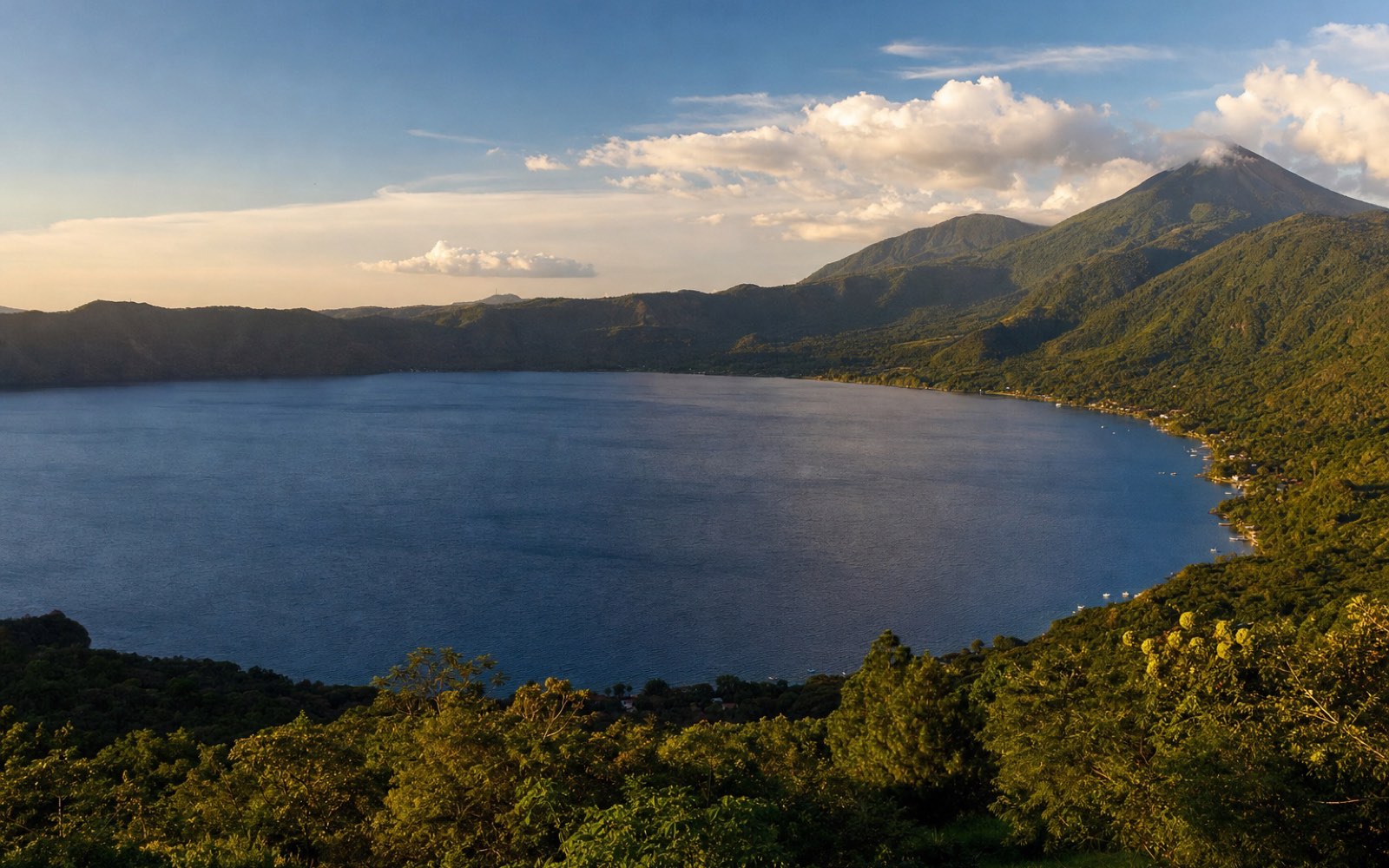 Lago de Coatepeque rodeado por las laderas de su caldera volcánica