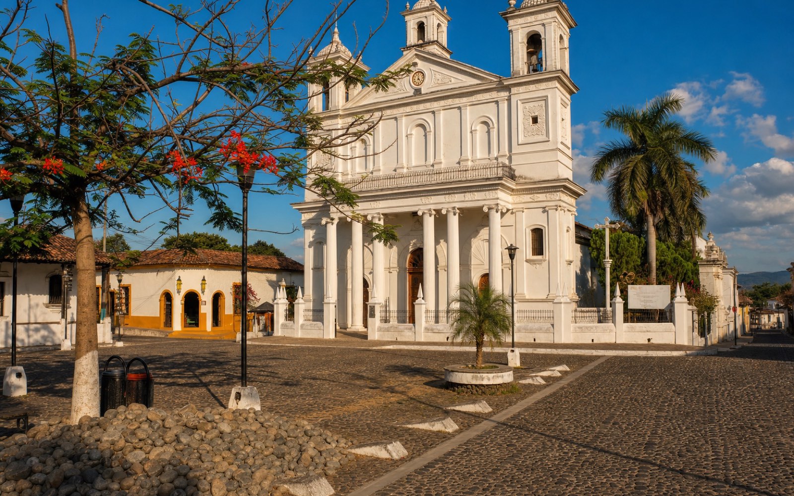Iglesia Santa Lucía y plaza empedrada de Suchitoto